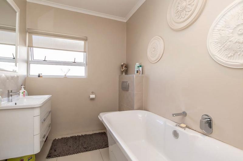 To Let 4 Bedroom Property for Rent in Kreupelbosch Western Cape